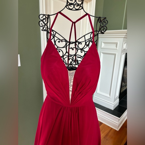 A fully lined, Raspberry Colour, women’s size 6 Laura ballgown. - Picture 3 of 5